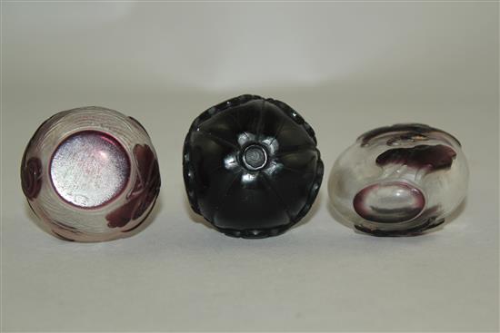 Three Chinese overlaid glass snuff bottles, 4.3 - 6.2cm